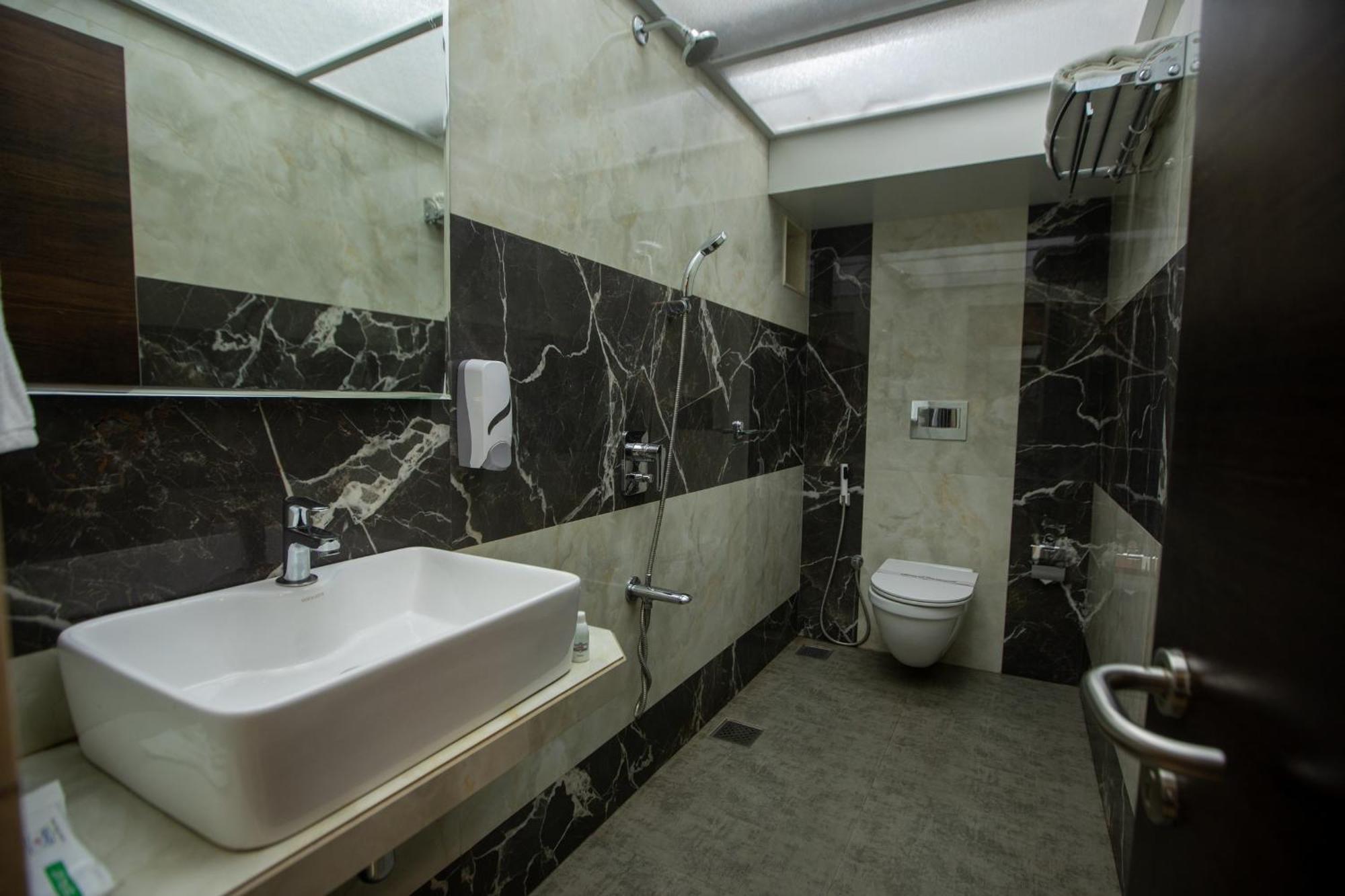 Hotel Naaz Executive Near T2 Airport Mumbai Kültér fotó